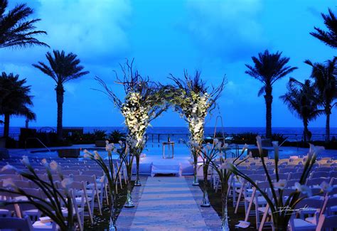 Wedding places at the beach - Shore Cliff Hotel offers a dream venue for any event. From weddings to company gatherings, our oceanfront lawn and clifftop gazebo make a sublime backdrop.